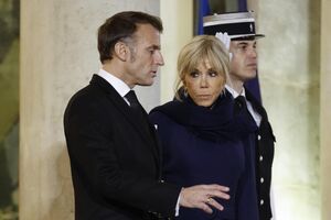 Emmanuel e Brigitte Macron num evento de Estado