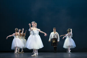 Bailarinos do CNB revivem "Romeu e Julieta" no Teatro Camões.
