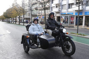 O agente da Remax, Vincenzo Scorcella, conduz Riccardo Zordan, pela Av. Almirante Reis, para escolherem a zona onde o italiano de 25 anos vai  arrendar casa