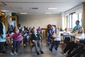No Centro Intergeracional da Ferreira Borges, todos os dias começam com uma sessão de boas-vindas cheia de música e movimento