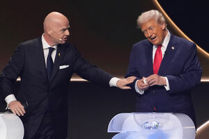 Infantino acusado de violar código de ética ao entregar prémio a Trump