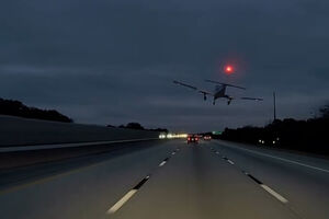 Avião faz aterragem de emergência em autoestrada e colide com carro na Florida