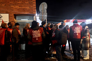 Piquetes de greve geral tentam parar fábricas e transportes