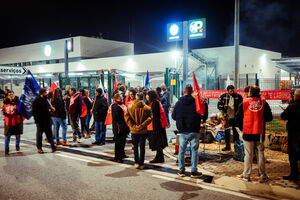 Piquetes de greve geral tentam parar fábricas e transportes