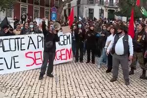 Centenas de pessoas reunidas no Rossio em protesto em dia de greve geral