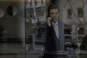 O ator Jake Lacy interpreta Peter, o marido da protagonista da série, Marissa (Sarah Snook)