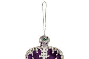 Carlos III vende enfeites de Natal reais por €97