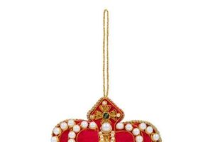 Enfeite de Natal de Carlos III, à venda por €97, explora o fervor pela monarquia