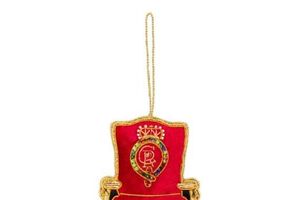 Enfeite de Natal de Carlos III com símbolos reais custa €97