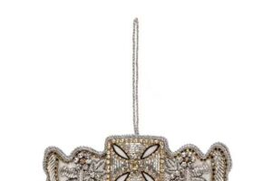 Enfeite de Natal de coroa, à venda por Carlos III