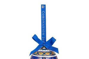 Carlos III vende bolas de Natal com símbolos da coroa por 97€