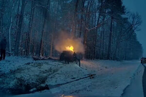 Condutor resgatado de carro em chamas durante tempestade de neve nos EUA