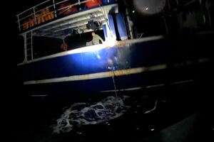 O momento em que a Marinha francesa intercepta barco que transportava mais de duas toneladas de cocaína 