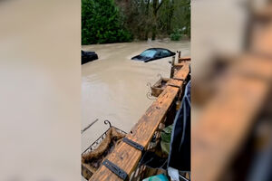 “Parece que temos uma casa flutuante”: Moradora filma casa totalmente cercada pelas cheias em Washington