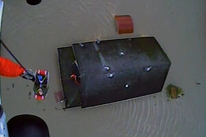 Moradores resgatados de helicóptero durante cheias históricas em Washington 