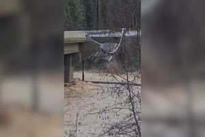 Vídeo mostra momento em que ponte colapsa após cheias nos EUA