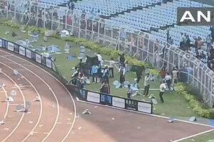 Tudo pelos ares 80 mil adeptos enchem estádio na Índia para ver Messi e saem revoltados e de mãos a abanar.mp4