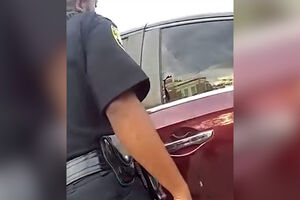 Polícia resgata bebé preso dentro de carrinha num estacionamento na Flórida  