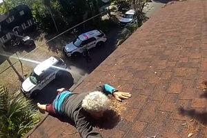 Homem fica suspenso no telhado e é salvo pela polícia nos EUA 