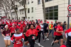 Milhares de Pais Natal participaram na tradicional corrida natalícia em Paris 