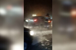 Forte tempestade de neve na Rússia obriga a evacuação de estradas e retirada de centenas de pessoas  