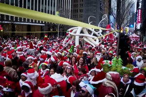‘SantaCon’ enche as ruas de Nova Iorque com milhares em trajes natalícios