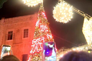Árvore de Natal volta a iluminar o bairro cristão da Cidade Velha de Jerusalém 