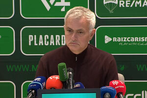 Mourinho diz que ficou penálti por assinalar sobre Pavlidis e atira: "Outros choram, pressionam, gritam..."