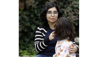 Desde setembro que Sara, 6 anos, filha de Rita  Morais, usa uma bomba para administrar a insulina. Está guardada na bolsa que usa à cintura 