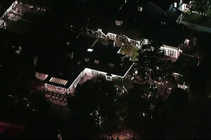 Imagens aéreas mostram aparato junto à casa de Rob Reiner. Realizador e a mulher foram encontrados mortos na residência 