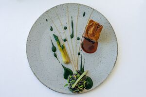 O cabrito serpentina, aipo-rama e cogumelos selvagens do chef Gil Fernandes