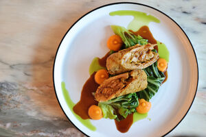 Sérgio Barbosa sugere peru com alheira e pistácio, abóbora e couve-portuguesa na Tasca da Memória, em Lisboa