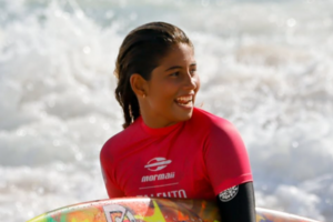 Surfista de 13 anos enfrenta ondas na Nazaré