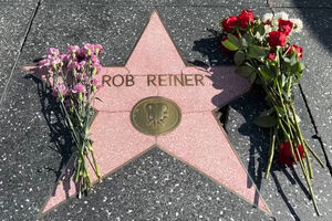 Flores na estrela de Rob Reiner no Passeio da Fama de Hollywood