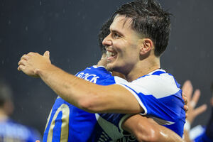 Jogadores celebram vitória do FC Porto contra Estrela da Amadora no campeonato