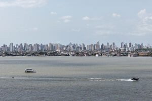Belém do Pará desde a ilha do Combú, a cerca de 20 minutos de distância. A cidade tem 1,5 milhões de habitantes 