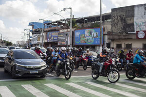 Trânsito intenso de carros e motas em Belém do Pará