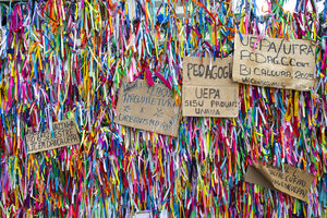 Estudantes da UFPA/UEPA celebram conquistas com cartazes e fitas coloridas