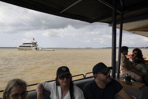 Turistas apreciam o rio Amazonas em Belém, cidade anfitriã da COP 30