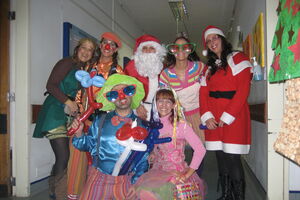 Karina Freire e o grupo de voluntários que passa a noite de Natal na pediatria do Hospital de Santa Maria 