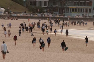 Vítimas de massacre na praia de Bondi homenageadas com mergulho no mar  