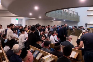 Lágrimas e emoção no primeiro funeral das vítimas do massacre em Sydney 