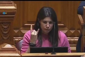 Mariana Mortágua esclarece gesto dirigido a Paulo Núncio, visando a cultura rock