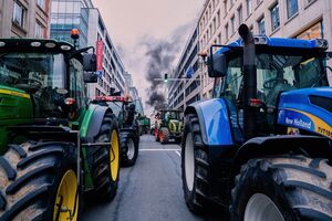 Agricultores protestam em Bruxelas com tratores
