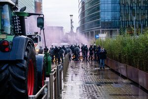 Protesto de agricultores em Bruxelas com mais de 12 mil pessoas