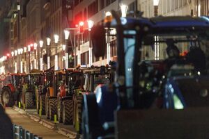 Tratores estacionados numa rua de Bruxelas durante um protesto noturno