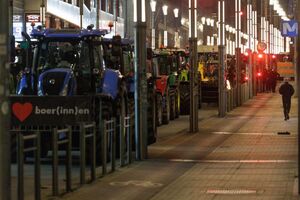 Agricultores protestam com tratores na cidade