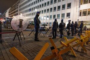 Polícias em Bruxelas reforçam segurança com barricadas