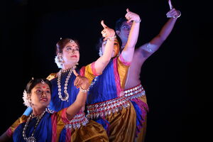 Manuela Silva Dias retrata o Durga Puja em Calcutá com dançarinos tradicionais