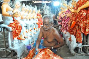 Artesão prepara estátuas para o Durga Puja em Calcutá, Índia